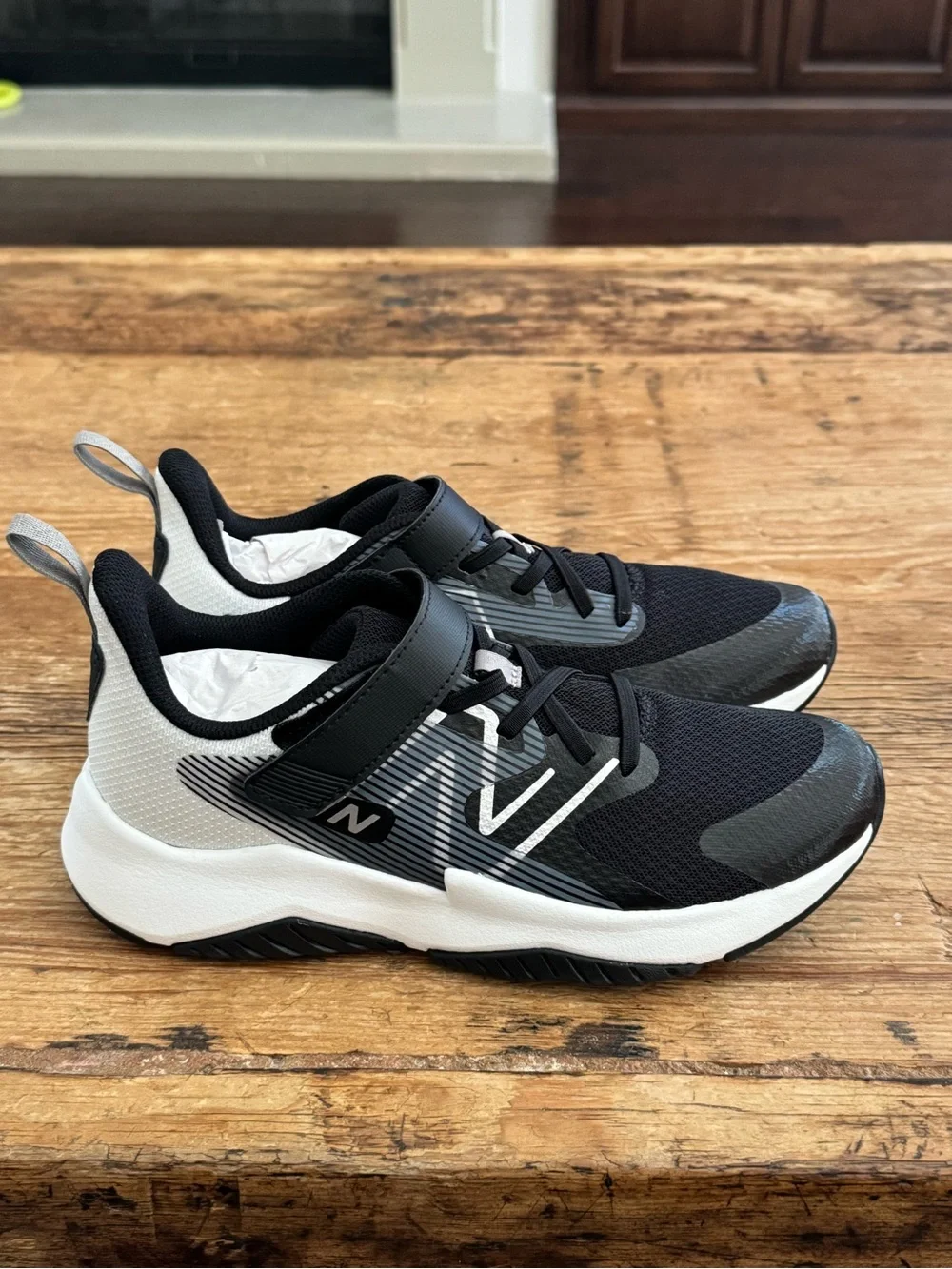 NWT New Balance Rave Run V2 Kids Sneakers Black White (Big Kids Size 6)